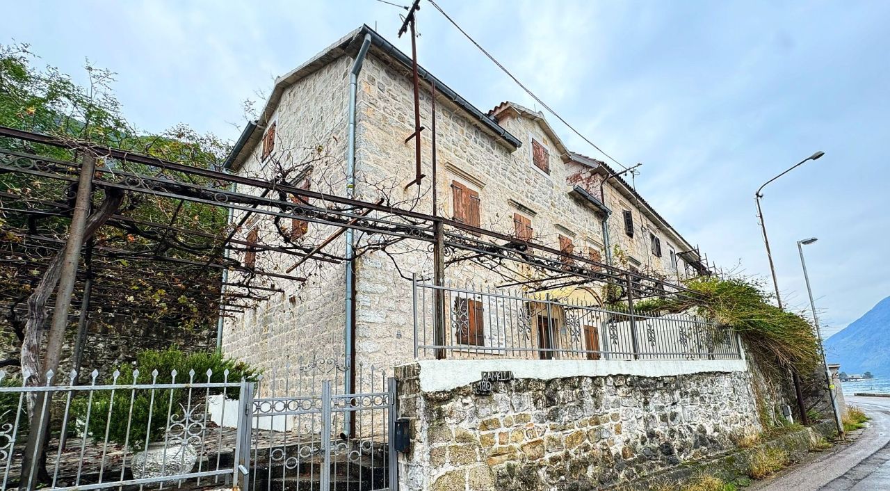Maison à Prcanj, Monténégro, 180 m² - image 1