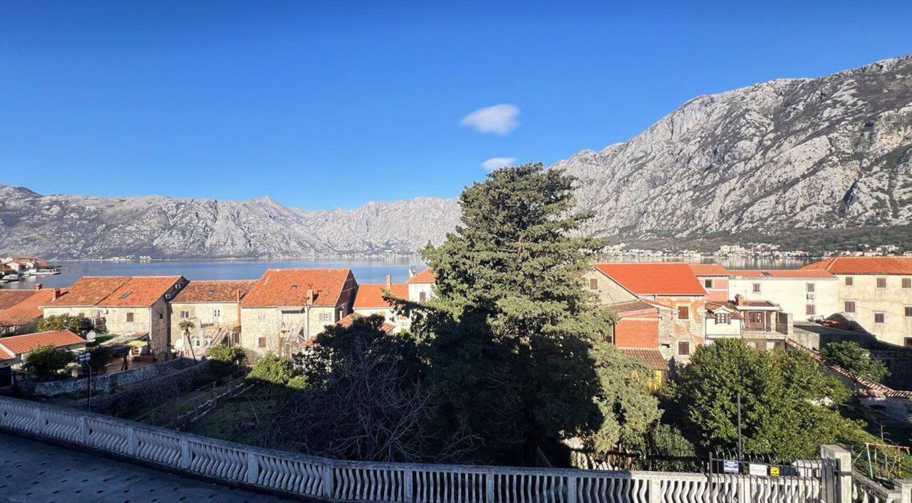Piso en Prcanj, Montenegro, 42 m² - imagen 1