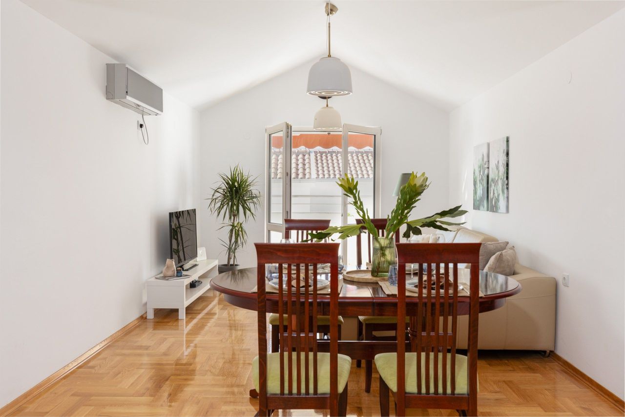 Piso en Tivat, Montenegro, 66 m² - imagen 1