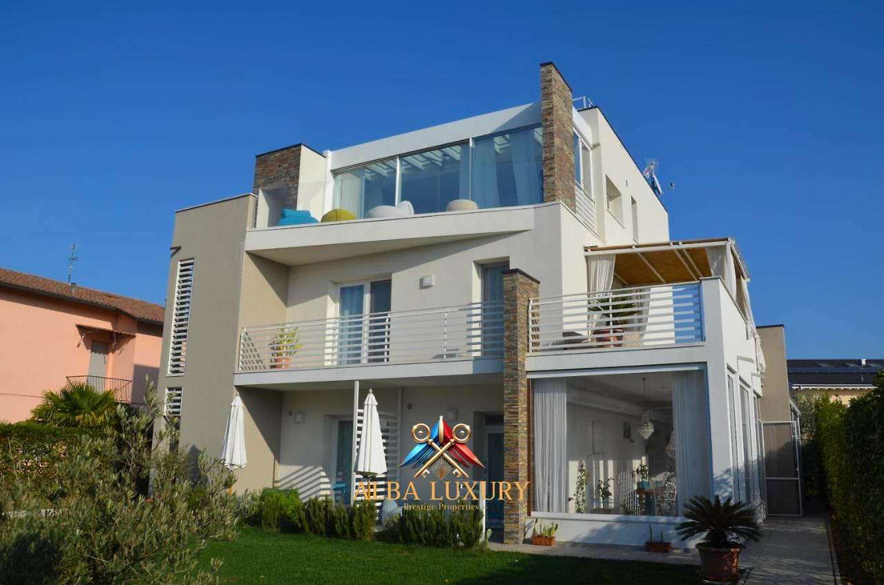 Villa à Peschiera del Garda, Italie, 320 m² - image 1