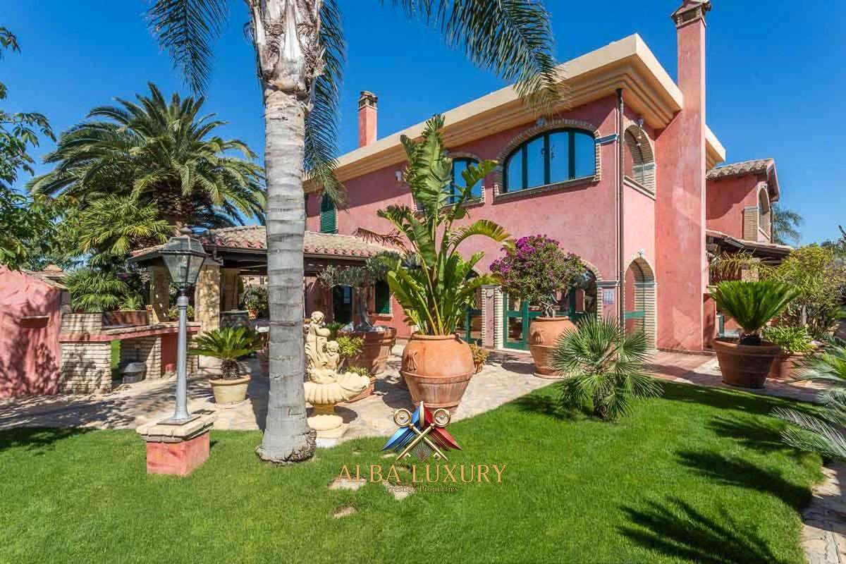 Villa Via Costantino Nivola, Italia, 600 m² - imagen 1