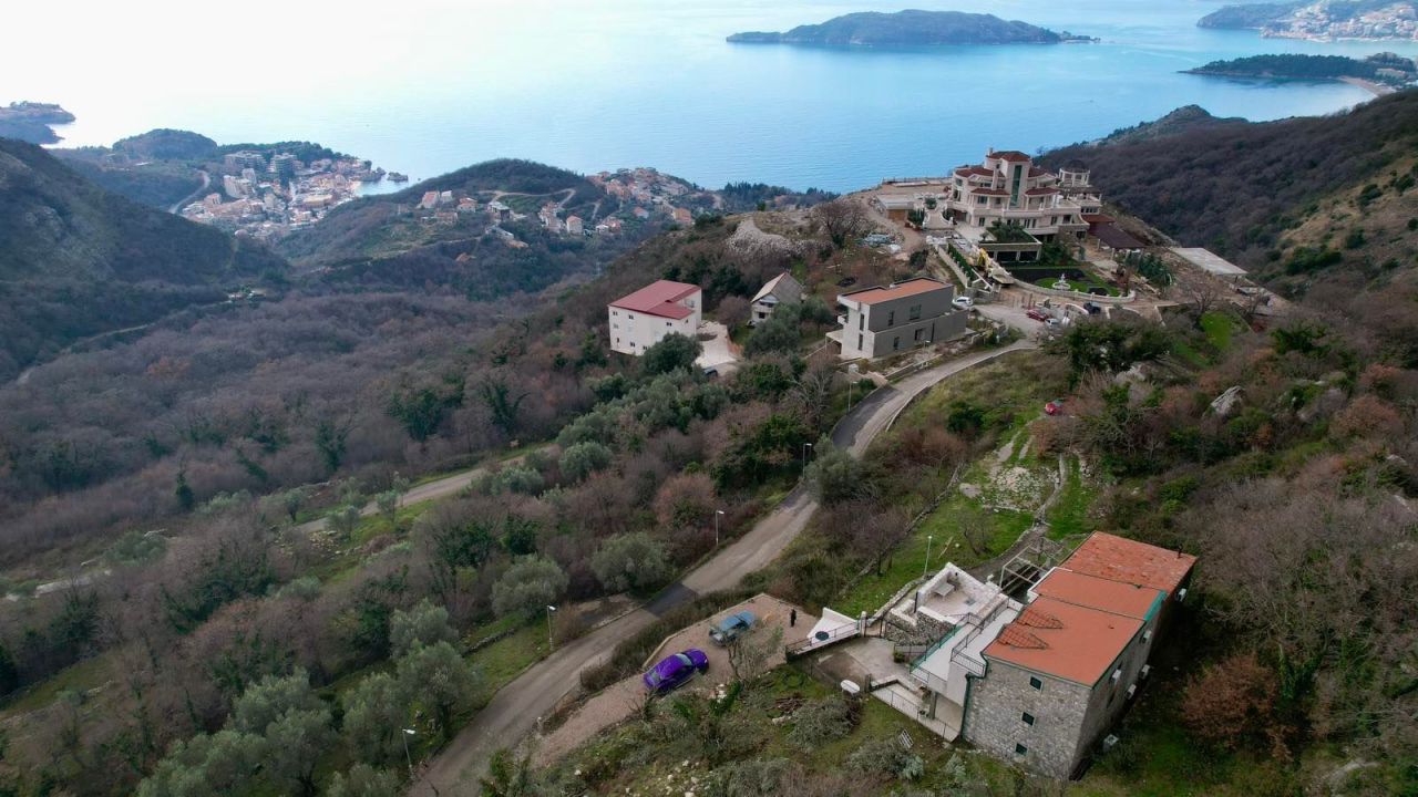 Grundstück in Budva, Montenegro, 1 118 m² - Foto 1