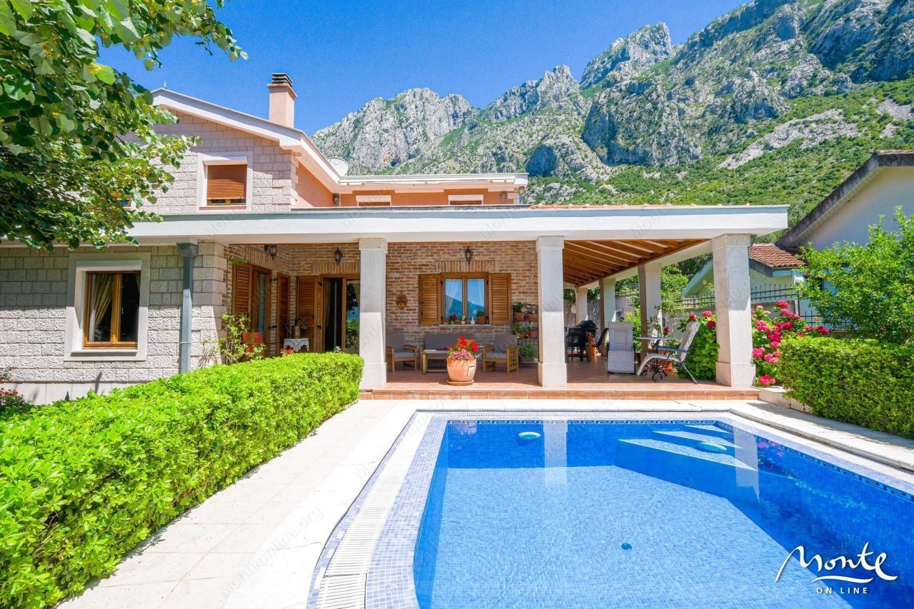 Villa en Kotor, Montenegro, 305 m² - imagen 1