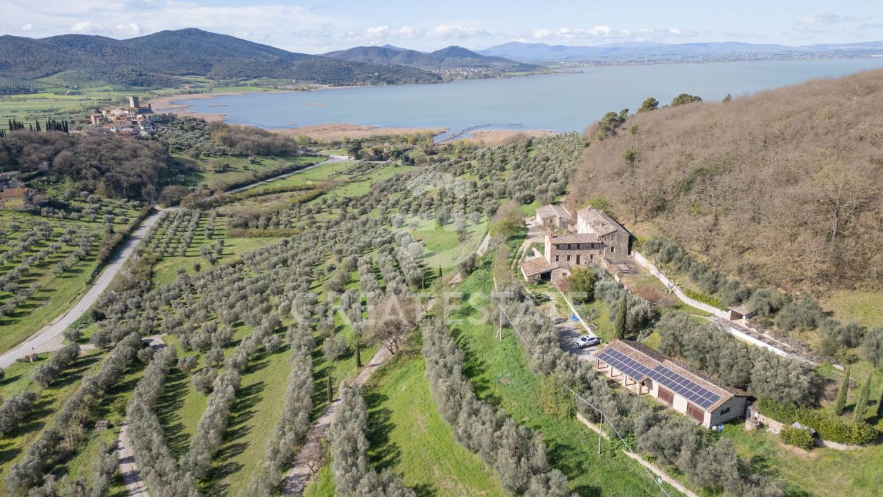 Maison à Magione, Italie, 741.9 m² - image 1