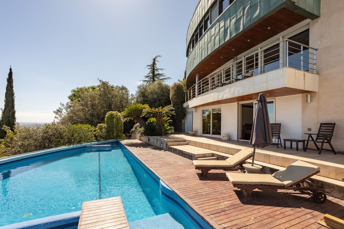 House in Barcelona, Spain, 800 m² - picture 1