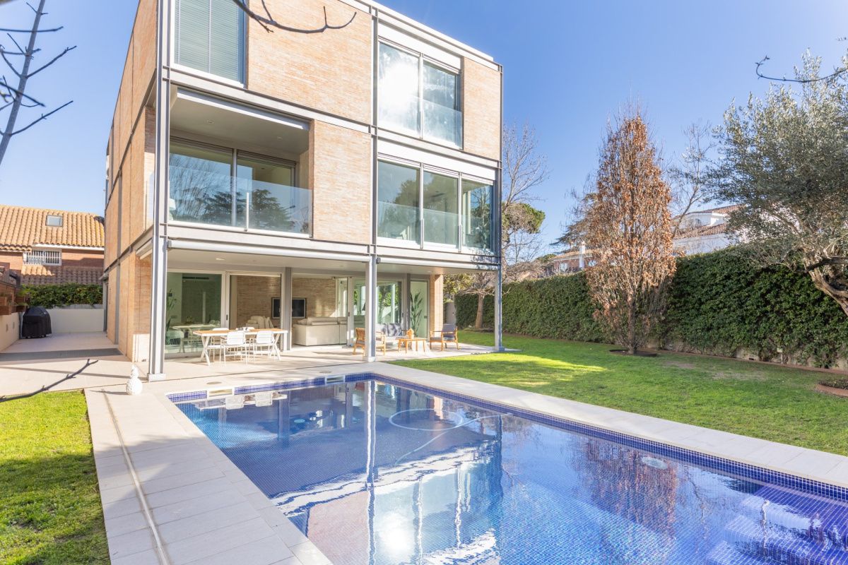 House in Barcelona, Spain, 632 m² - picture 1