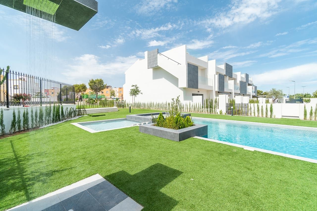 Bungalow à Torrevieja, Espagne, 82 m² - image 1