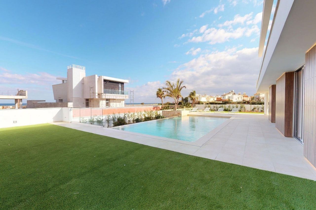Haus in Larnaka, Zypern, 1 320 m² - Foto 1