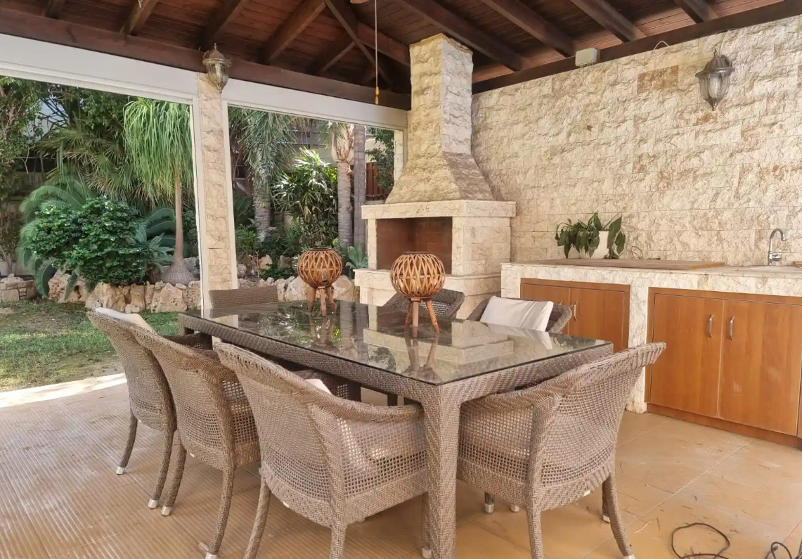 Casa en Germasogeia, Chipre, 250 m² - imagen 1