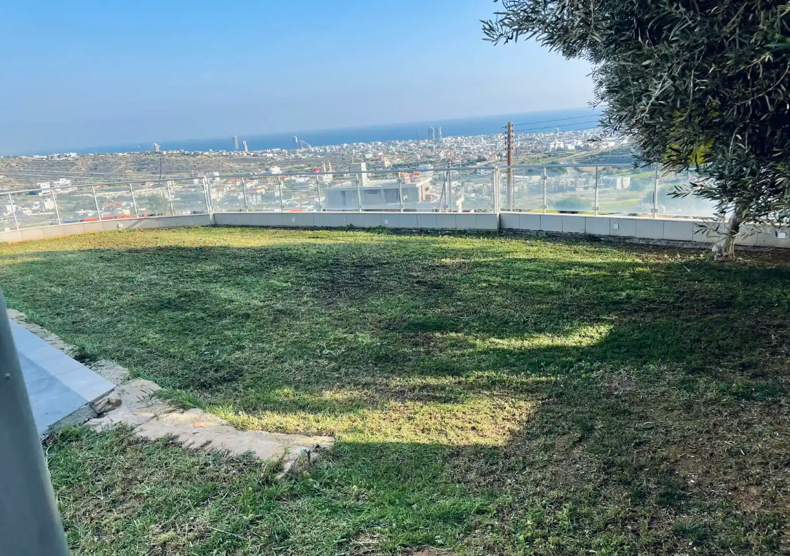 Maison à Agios Athanasios, Chypre, 450 m² - image 1