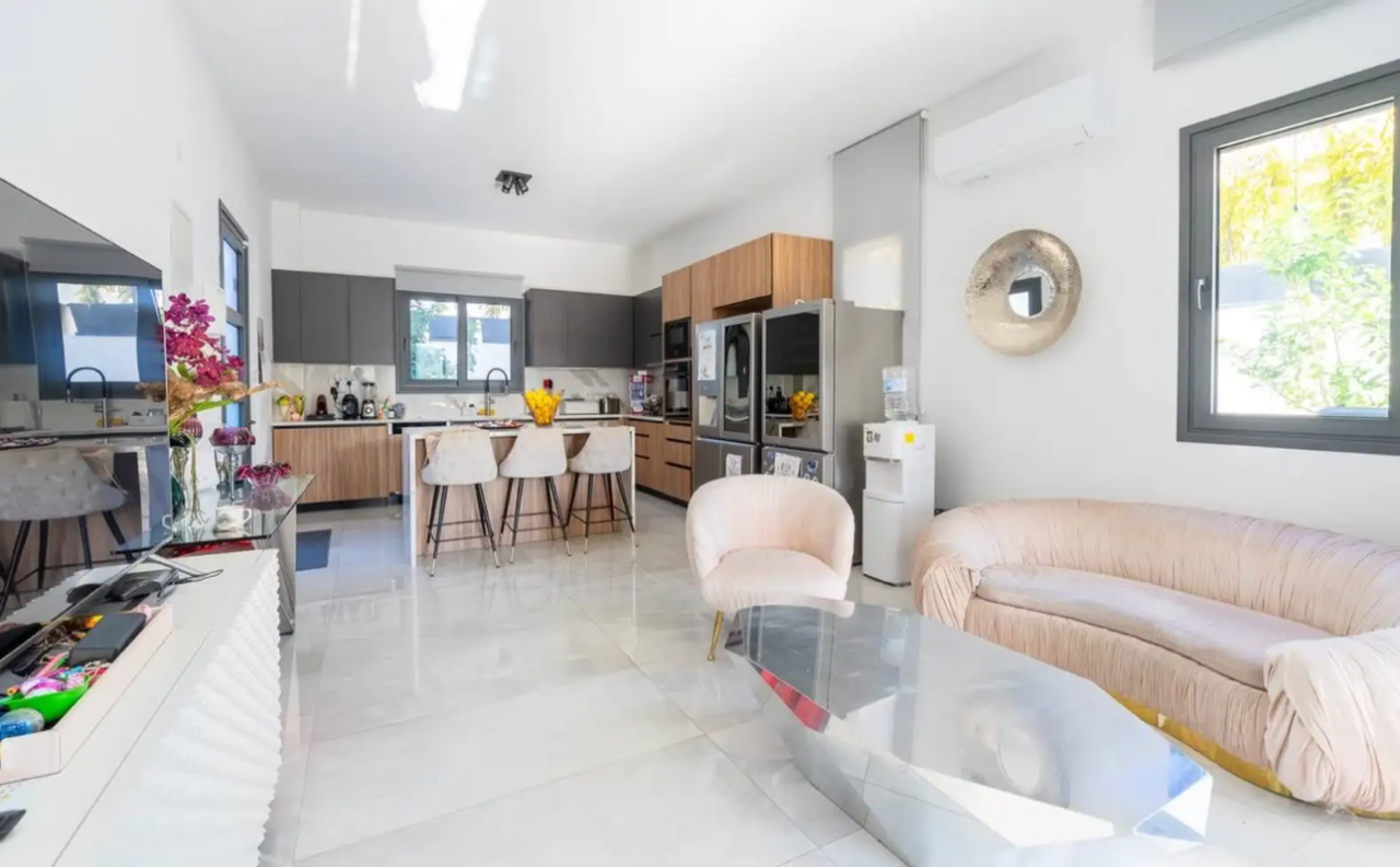 Casa en Germasogeia, Chipre, 253 m² - imagen 1