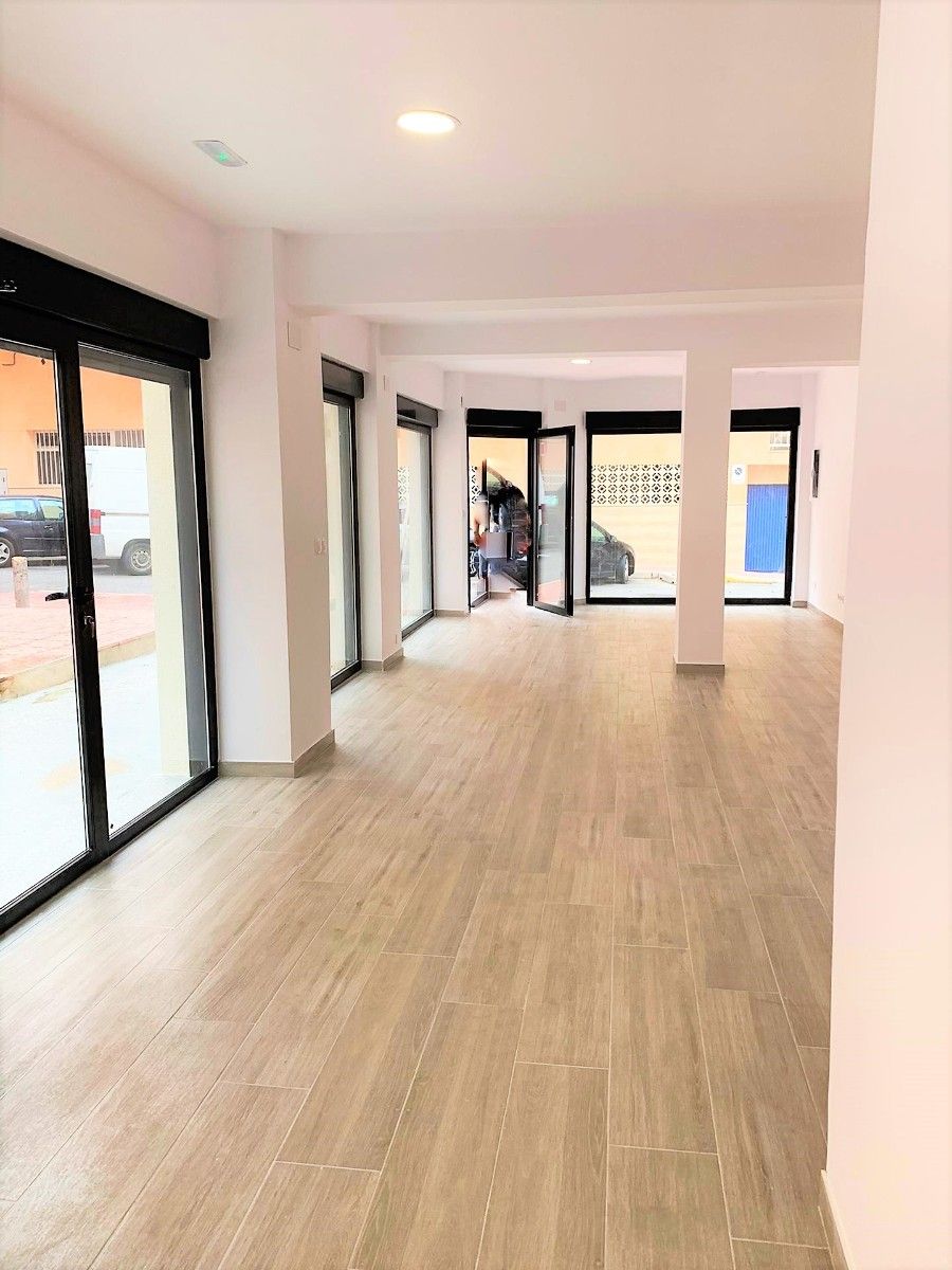 Propiedad comercial en Guardamar del Segura, España, 54 m² - imagen 1