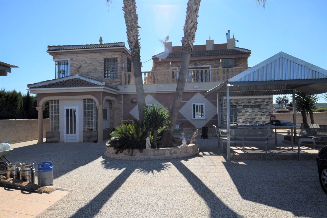 Villa en Guardamar del Segura, España, 450 m² - imagen 1