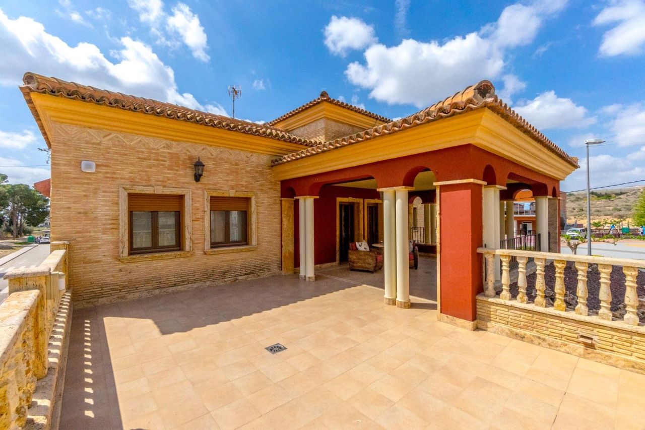 Villa in Orihuela, Spain, 620 m² - picture 1