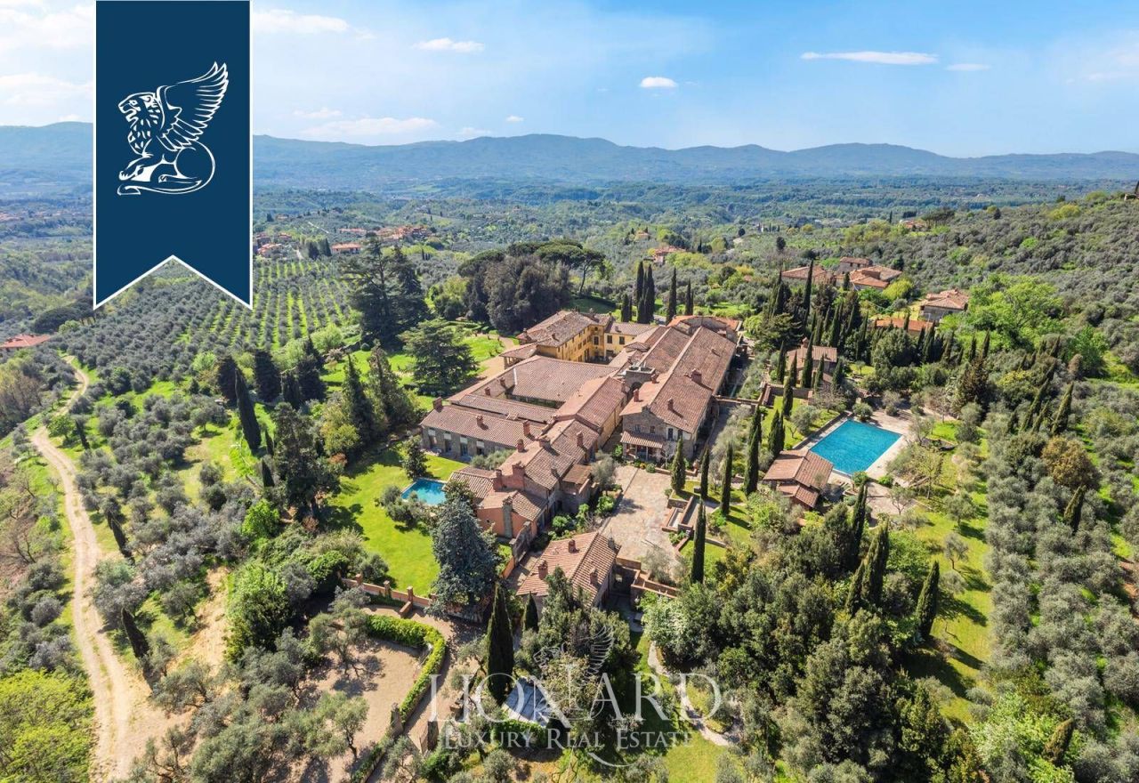 Farm in Arezzo, Italy, 14 000 m² - picture 1