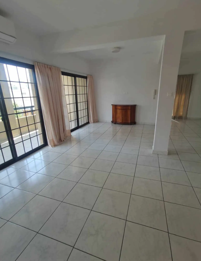 Apartment in Mesa Geitonia, Cyprus, 220 m² - picture 1