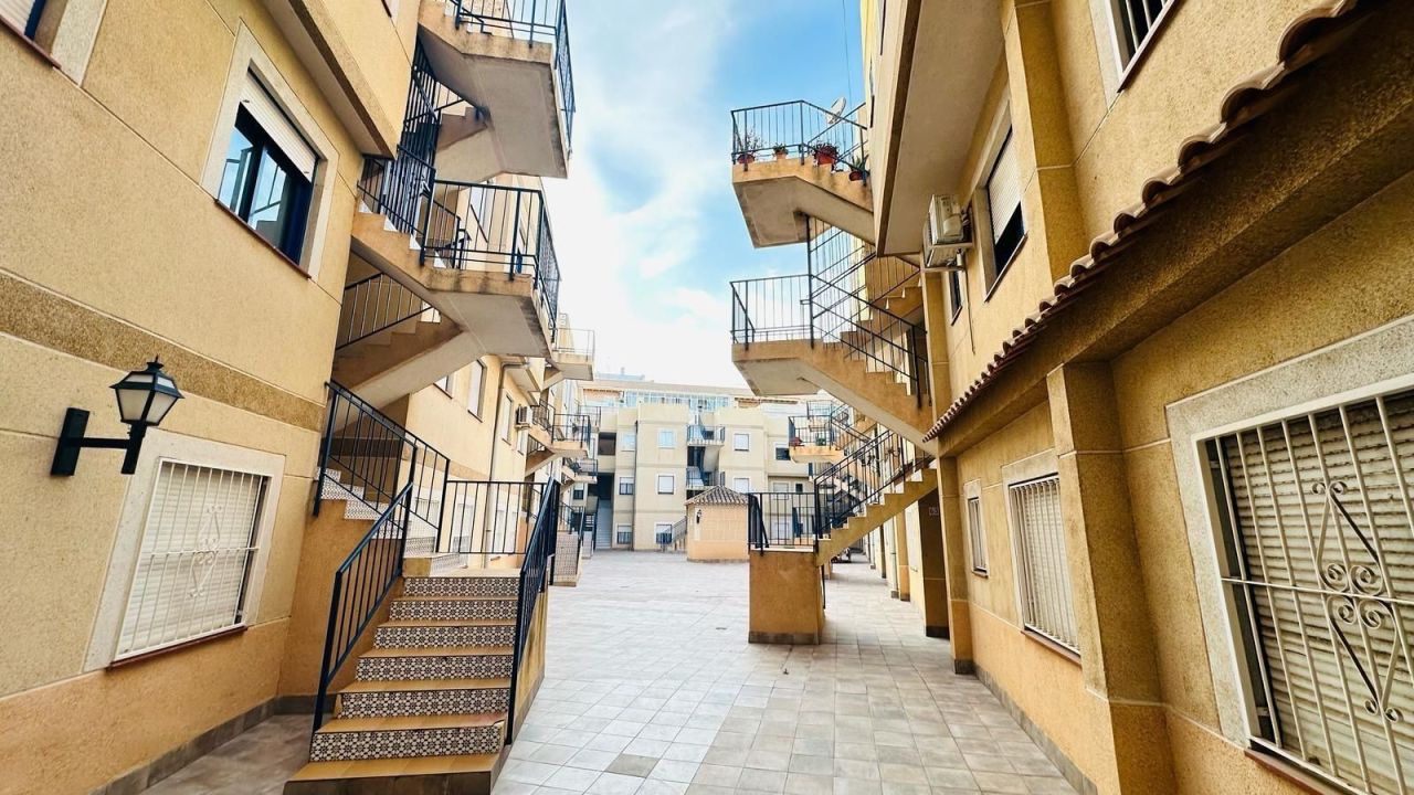 Piso en Torrevieja, España, 63 m² - imagen 1