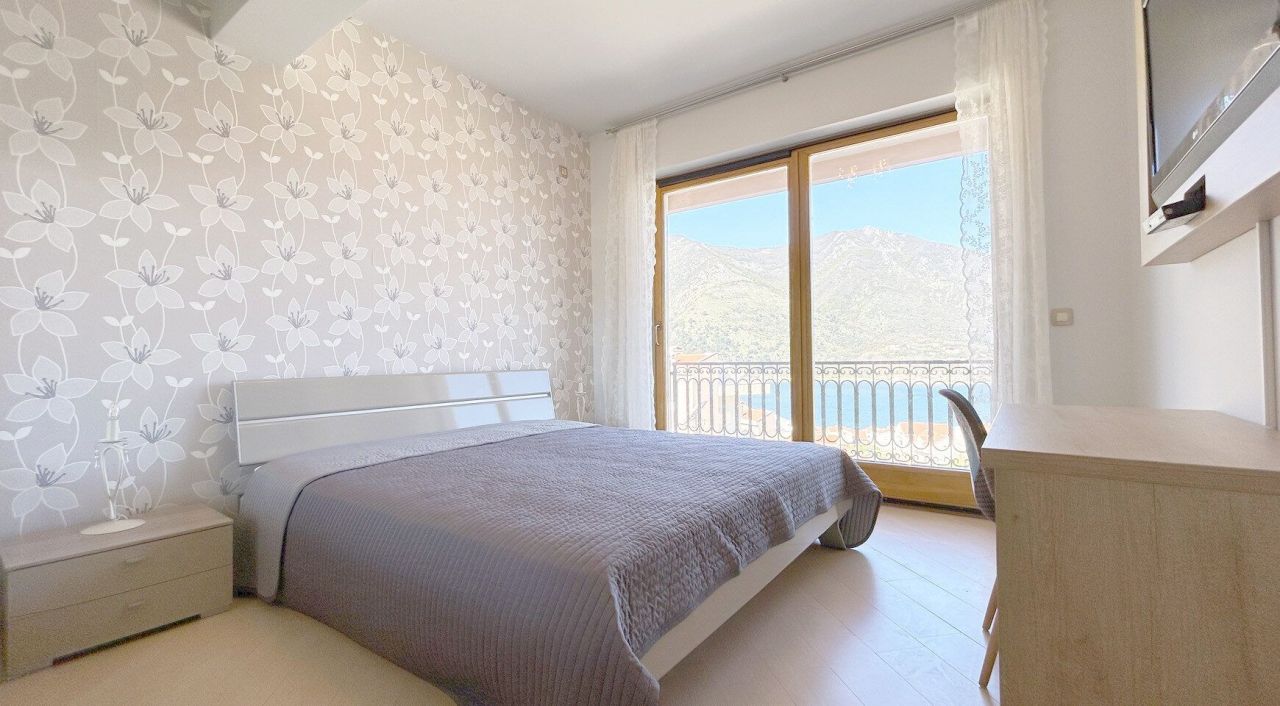 Apartment in Dobrota, Montenegro, 106 m² - Foto 1