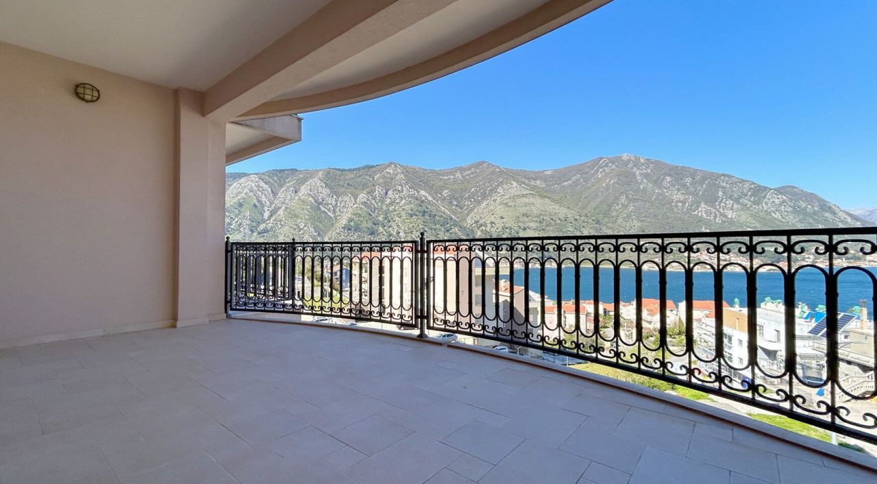 Apartment in Dobrota, Montenegro, 106 m² - Foto 1
