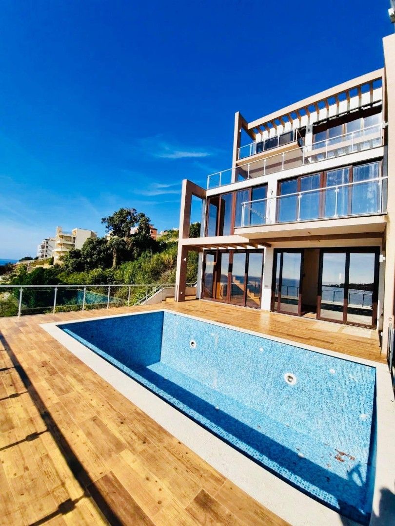 Casa en Dobra Voda, Montenegro, 450 m² - imagen 1
