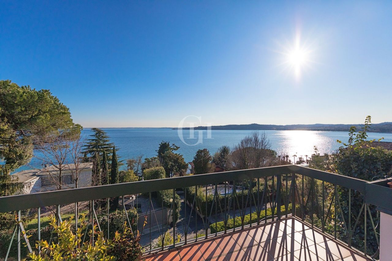 Villa on Lake Garda, Italy, 200 m² - picture 1