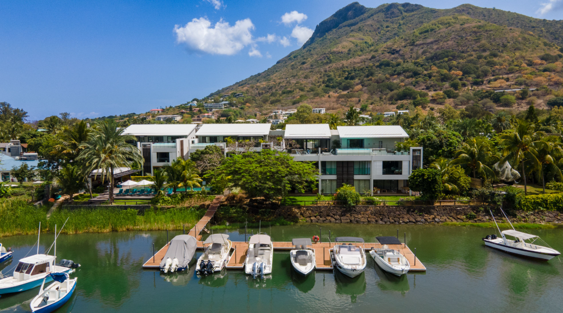 Penthouse in Grande Riviere Noire, Mauritius, 457 m² - picture 1