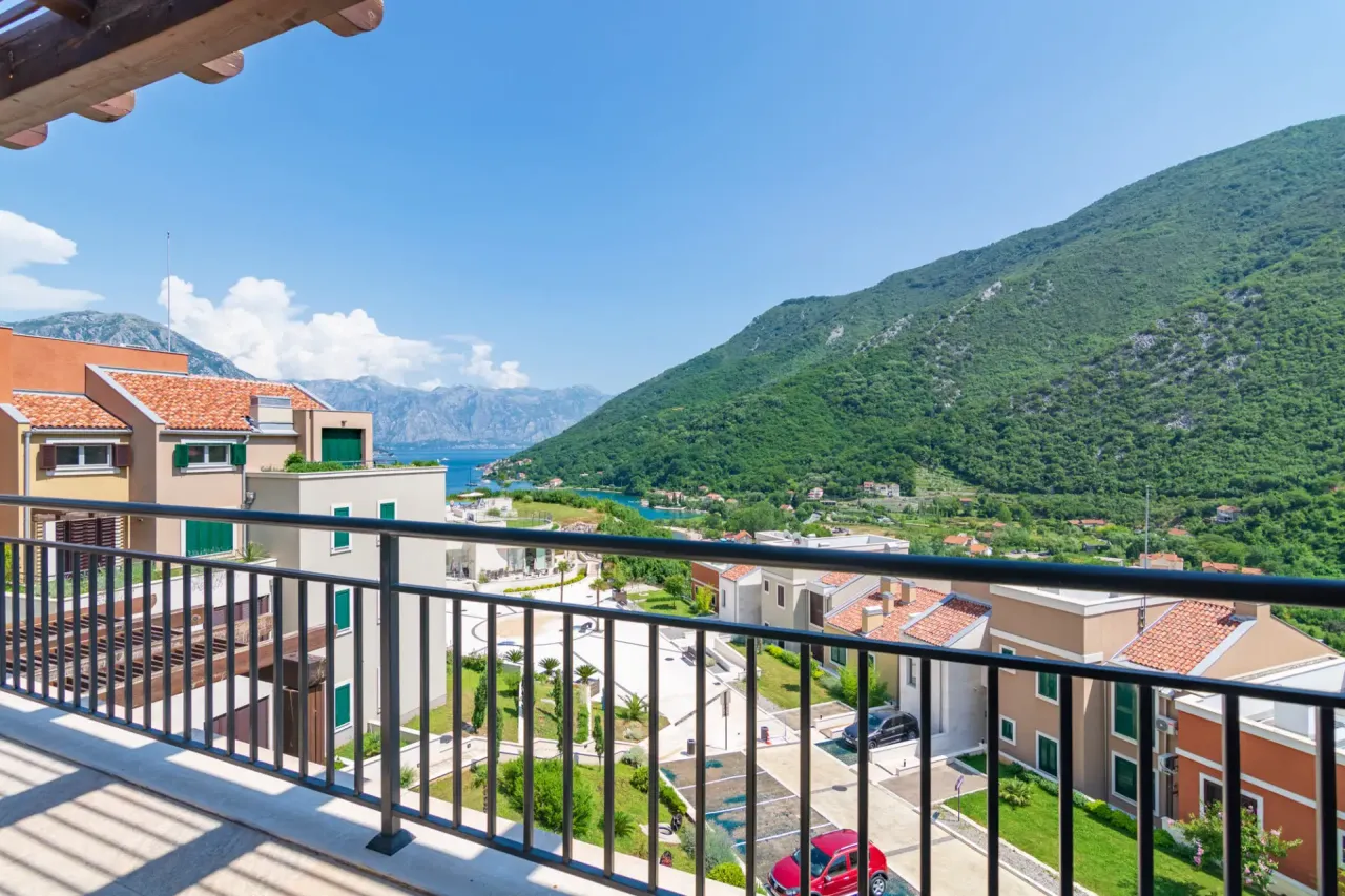 Piso en Kotor, Montenegro, 84 m² - imagen 1
