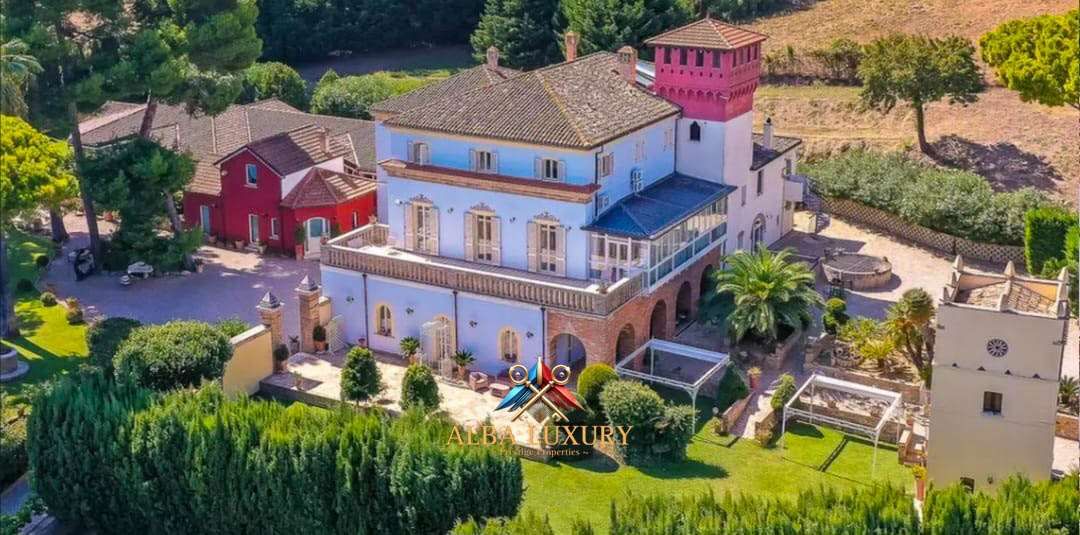 Villa in Silvi, Italy, 1 800 m² - picture 1