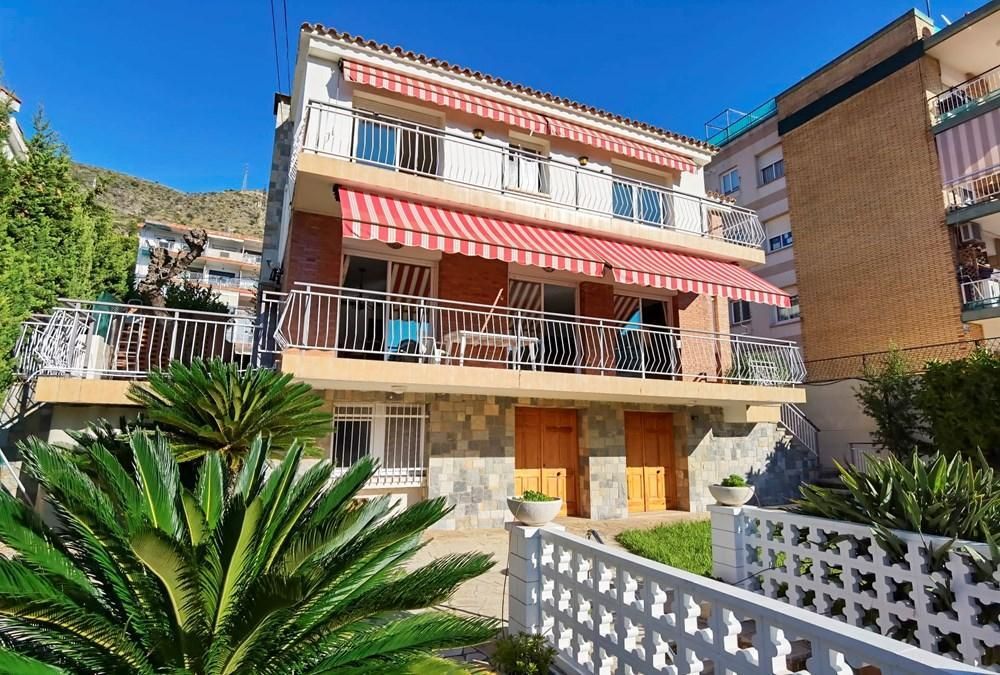 Maison à Castelldefels, Espagne, 308 m² - image 1