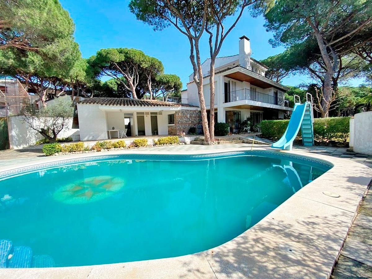 Maison à Castelldefels, Espagne, 248 m² - image 1