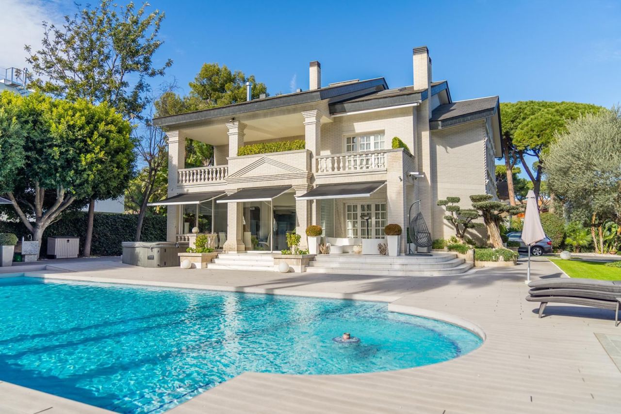 Villa à Castelldefels, Espagne, 642 m² - image 1
