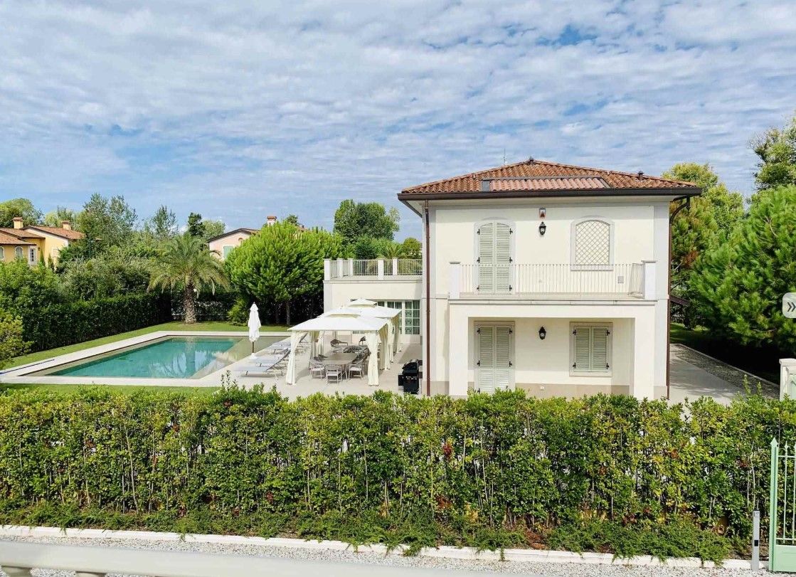 Villa in Forte dei Marmi, Italy, 617 m² - picture 2