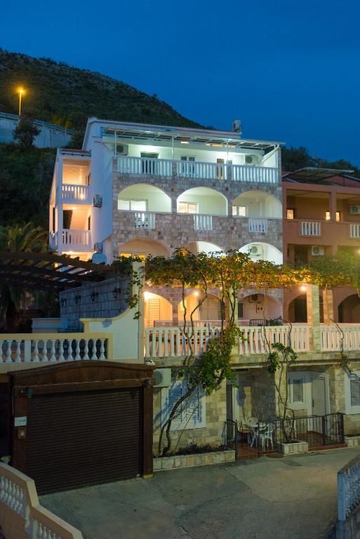 Villa in Petrovac, Montenegro, 700 m² - picture 1