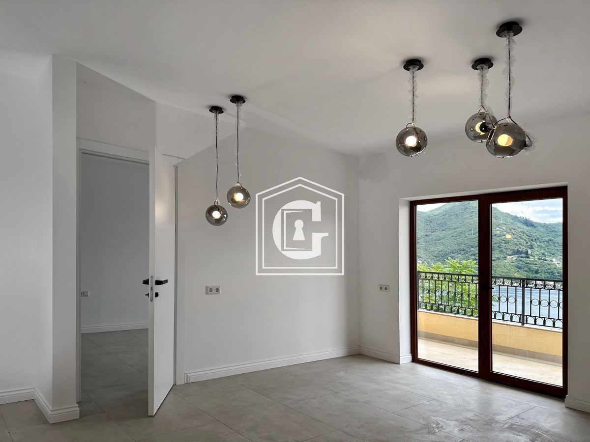 Appartement à Kamenari, Monténégro, 45 m² - image 1