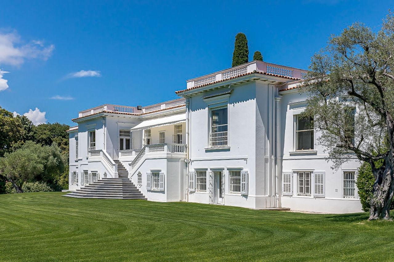 Villa in Antibes, Frankreich, 1 300 m² - Foto 1