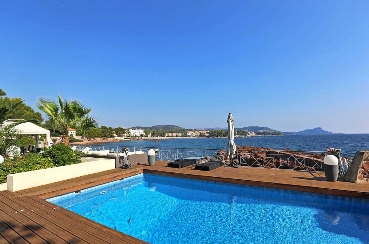 Villa in Saint-Raphael, France, 300 m² - picture 1