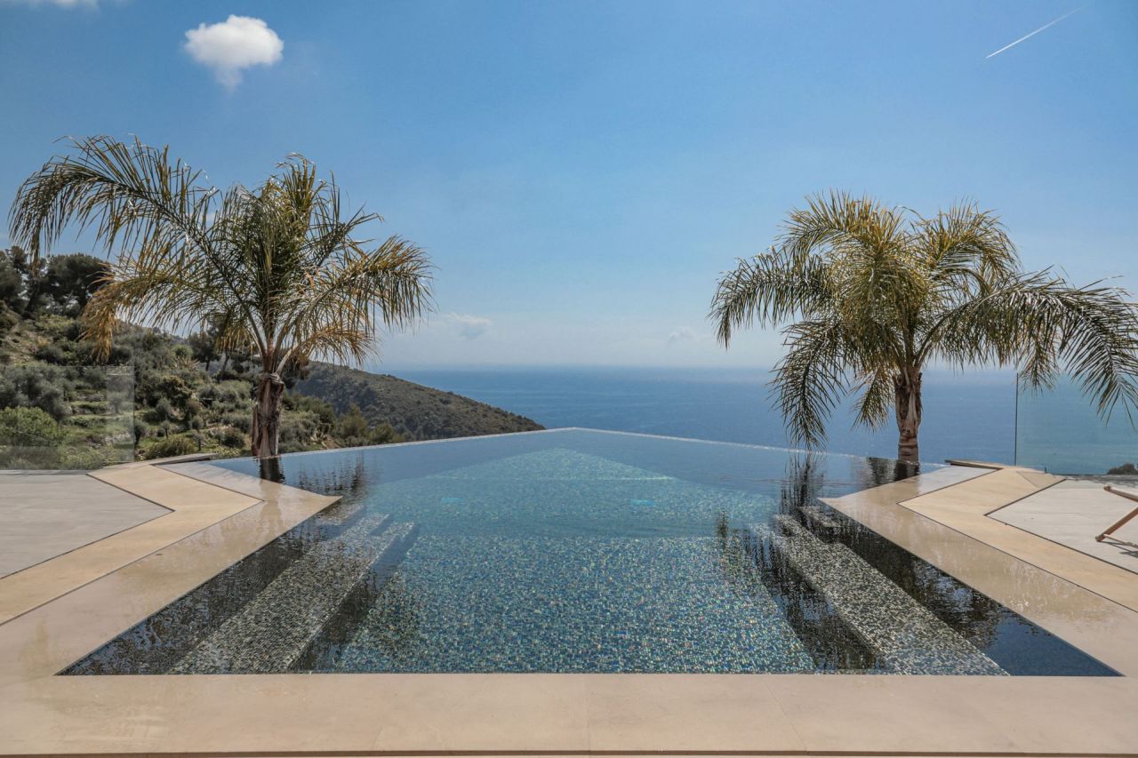 Villa à Eze, France, 450 m² - image 1