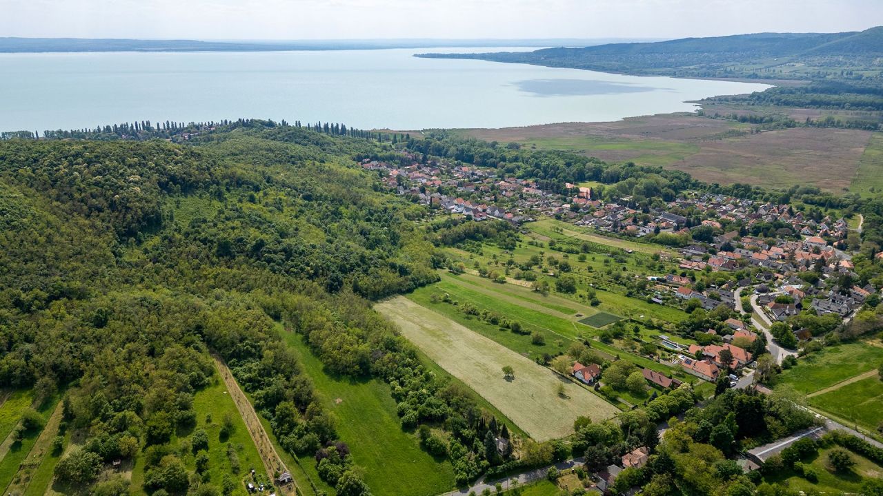 Terreno en Badacsonytomaj, Hungría, 15 273 m² - imagen 1