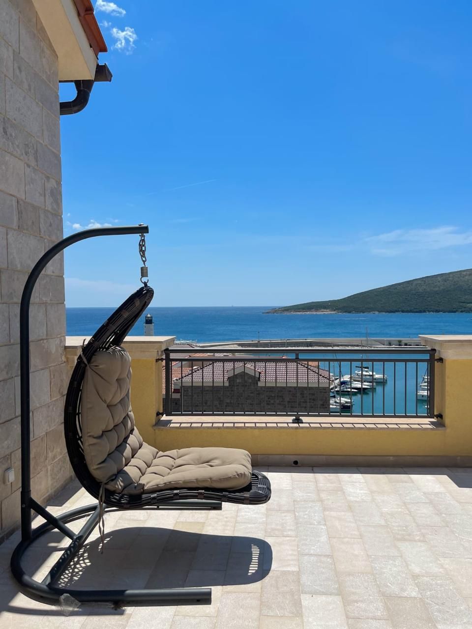 Flat in Tivat, Montenegro, 290 m² - picture 1