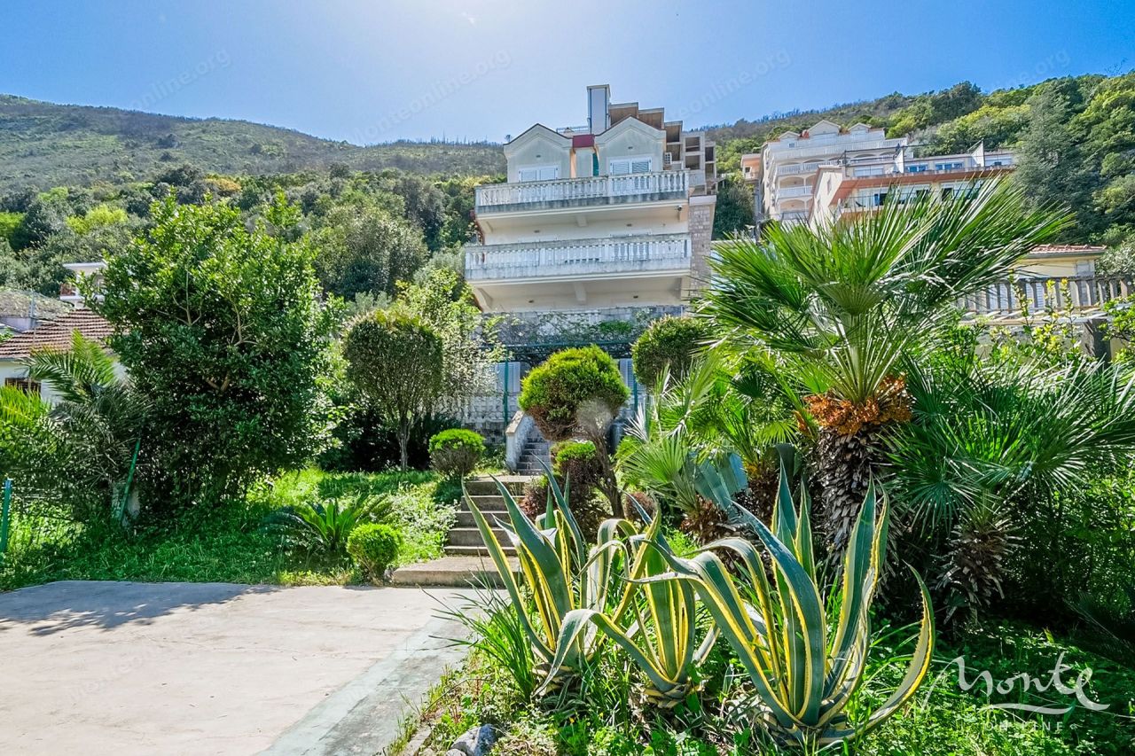 Haus in Njivice, Montenegro, 400 m² - Foto 1