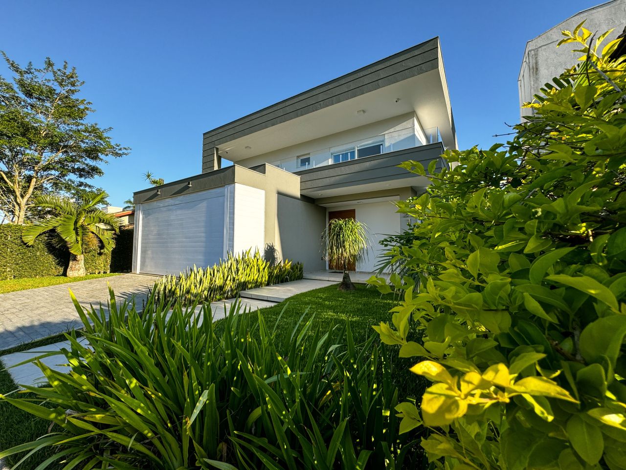 House Florianópolis, Brazil, 242.65 m² - picture 1