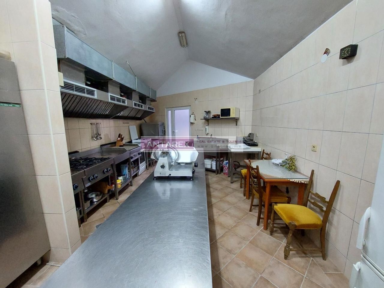 Gewerbeimmobilien in Bijela, Montenegro, 1 100 m² - Foto 9