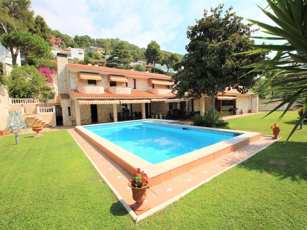 Villa in Lloret de Mar, Spain, 470 m² - picture 1
