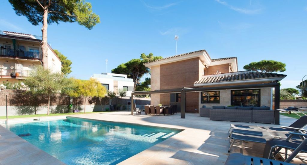 Villa à Castelldefels, Espagne, 388 m² - image 1