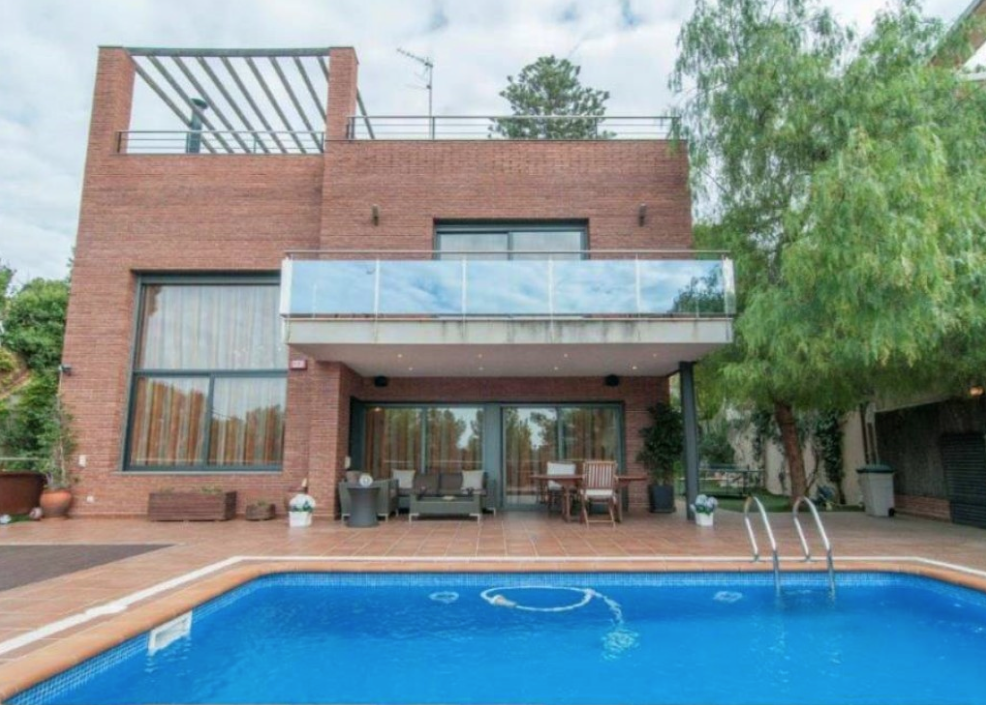 Maison à Castelldefels, Espagne, 368 m² - image 1