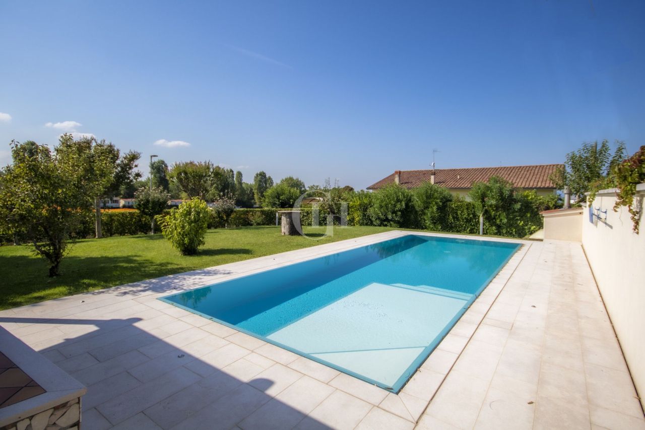 Villa por Lago de Garda, Italia, 300 m² - imagen 1