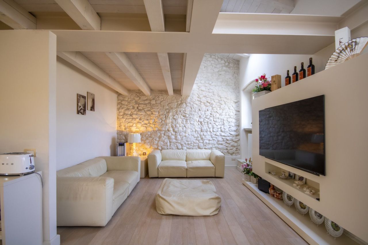 Apartamento por Lago de Garda, Italia, 85 m² - imagen 1