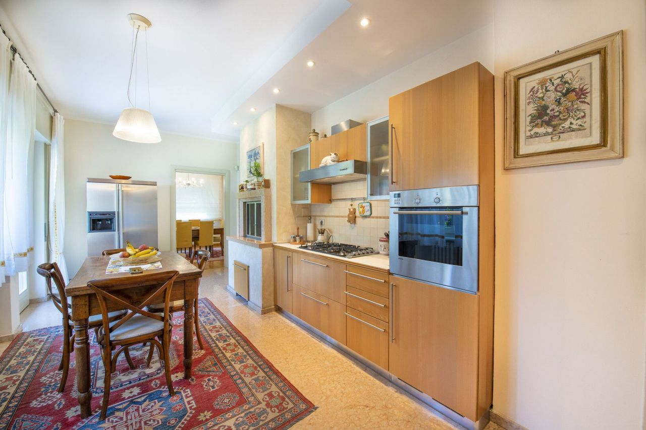 Villa sul Lago di Garda, Italia, 600 m² - foto 6