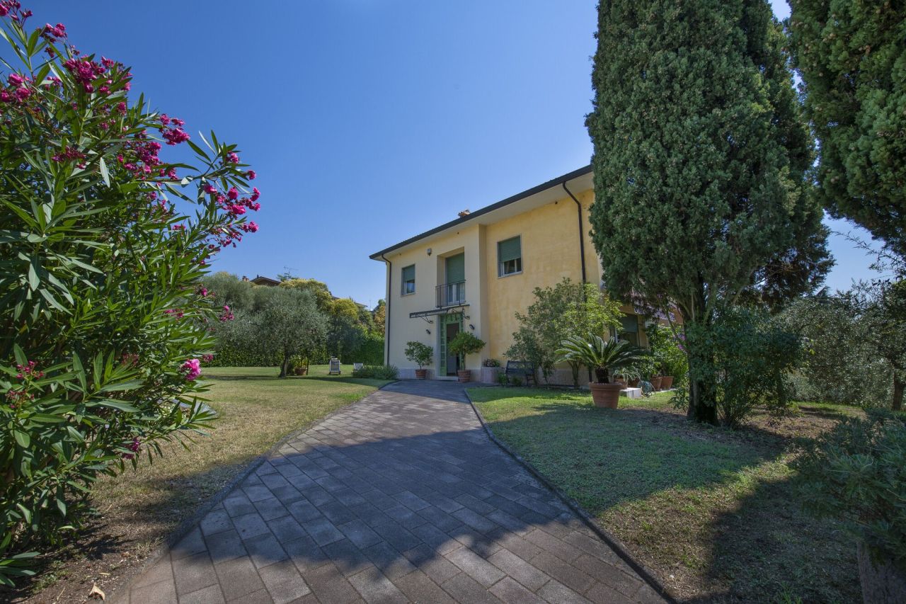 Villa por Lago de Garda, Italia, 600 m² - imagen 1