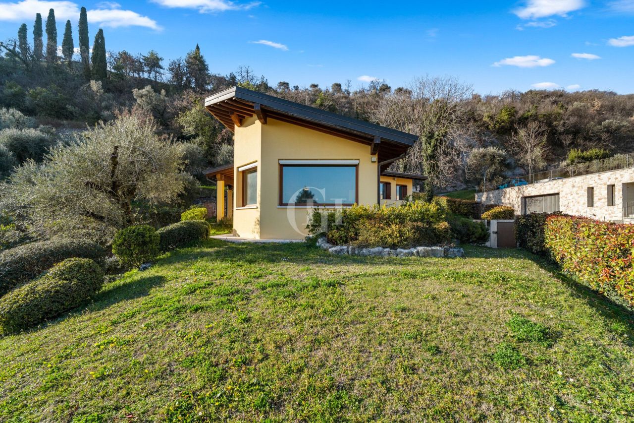 Villa por Lago de Garda, Italia, 242 m² - imagen 1